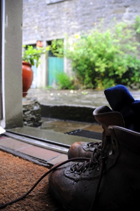 Wanderschuhe trocknen an der Tür zum Garten